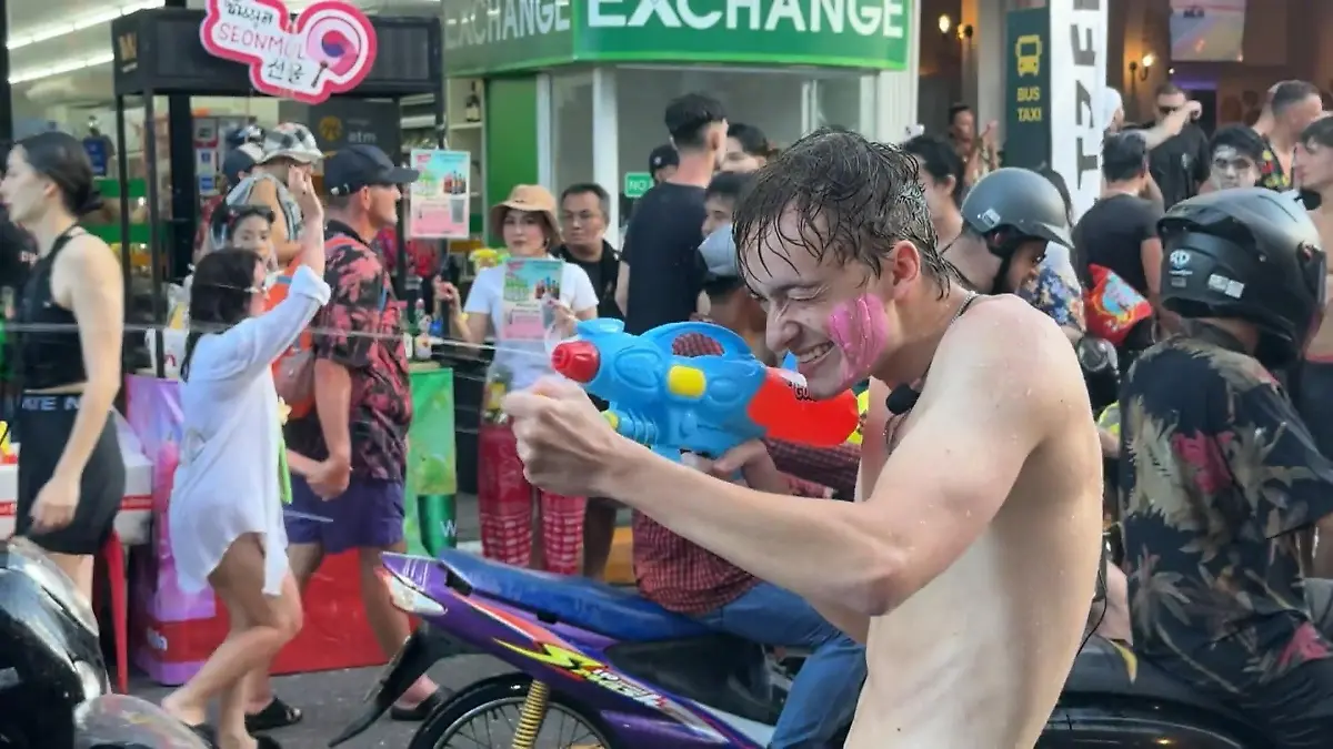 Thailand feiert das Neujahrsfest Songkran mit wilder Party Größte Wasserschlacht