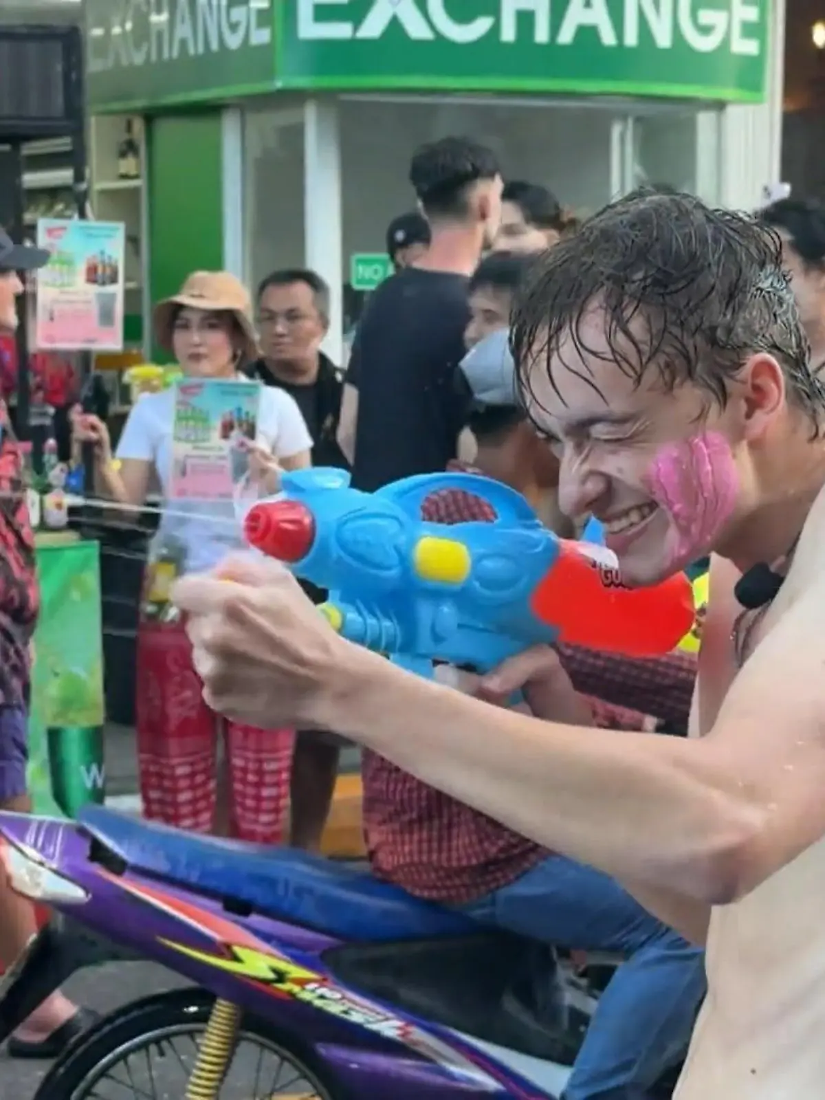 Bild zu: "Thailand feiert das Neujahrsfest Songkran mit wilder Party"