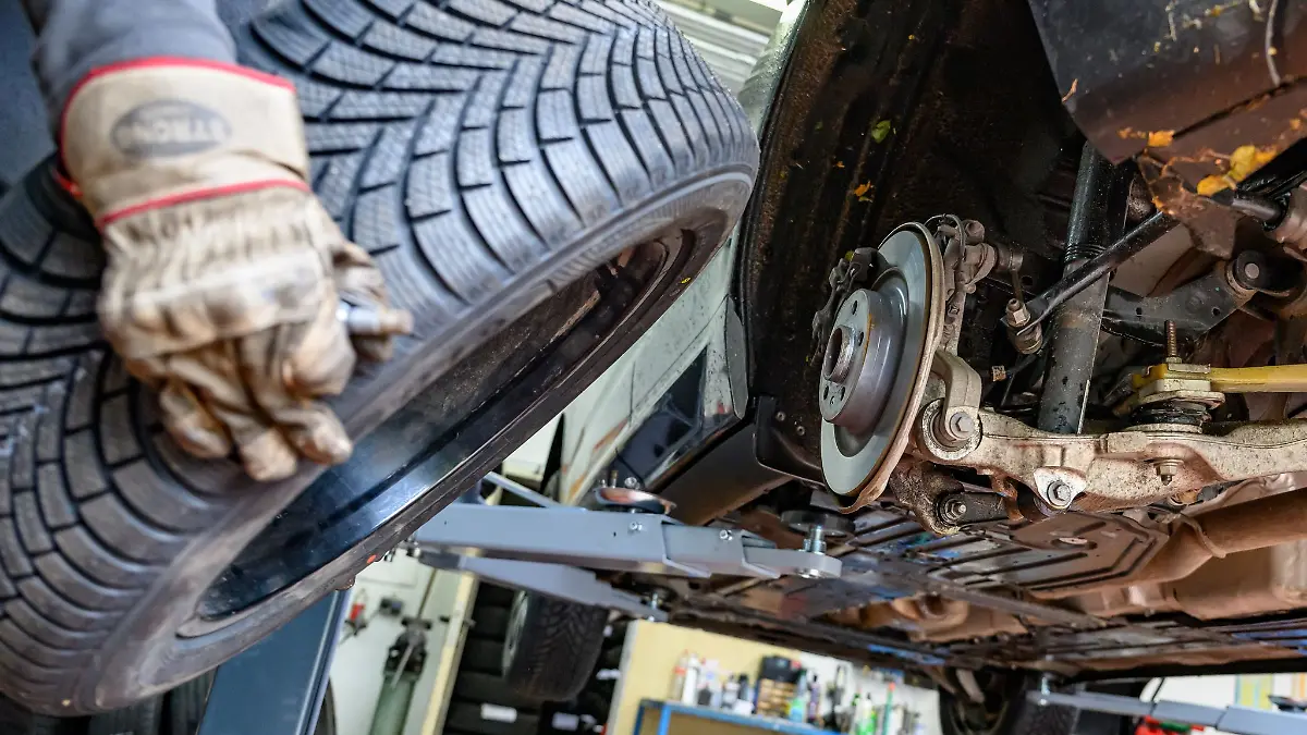 Werkstatt bietet zusätzliche Sicherheit: Wird der Reifenwechsel von Profis durchgeführt, haften diese bei möglichen Montagefehlern.