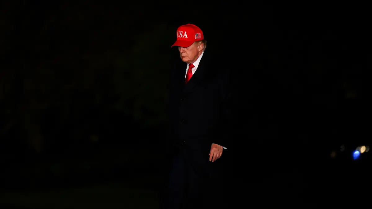 U.S. President Donald Trump arrives at the White House in Washington, D.C., U.S., April 12, 2026. REUTERS/Annabelle Gordon