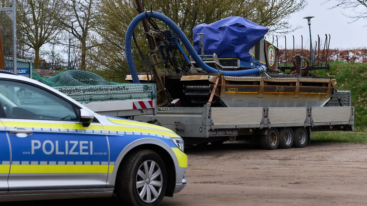 Ein Amphibienfahrzeug steht auf dem Parkplatz am Hafen in Kirchdorf. Das Fahrzeug steht für einen geplanten Rettungsversuch für den Buckelwal bereit, der noch immer auf einer Sandbank vor der Insel Poel liegt. +++ dpa-Bildfunk +++