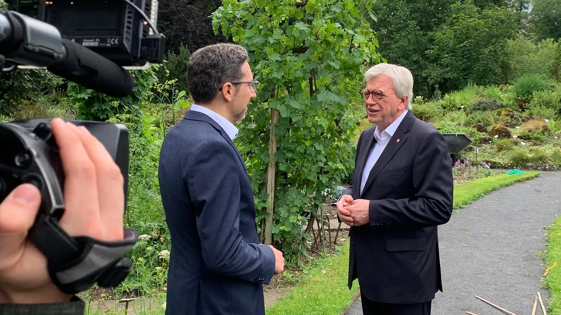 Ministerpräsident Volker Bouffier im RTL Hessen Sommerinterview mit Politik-Reporter Benjamin Holler