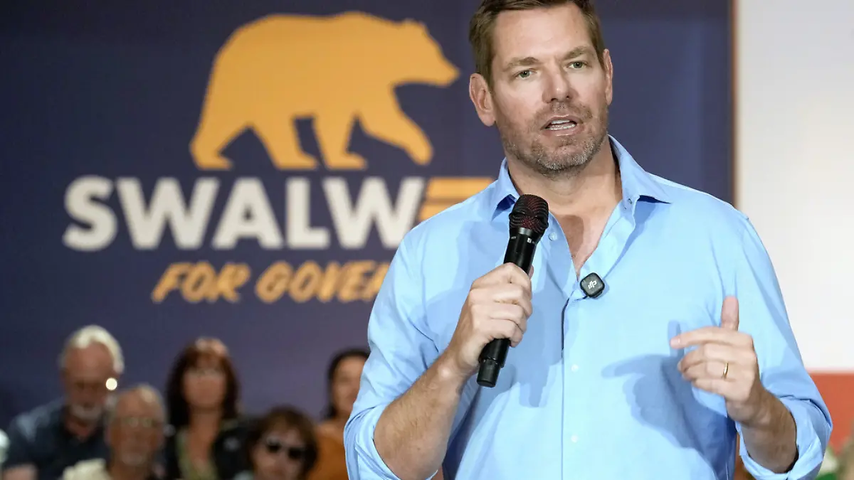 California gubernatorial candidate, Rep. Eric Swalwell, D-CA, appears at a town hall meeting in Sacramento, Calif., Tuesday, April 7, 2026. (AP Photo/Rich Pedroncelli)