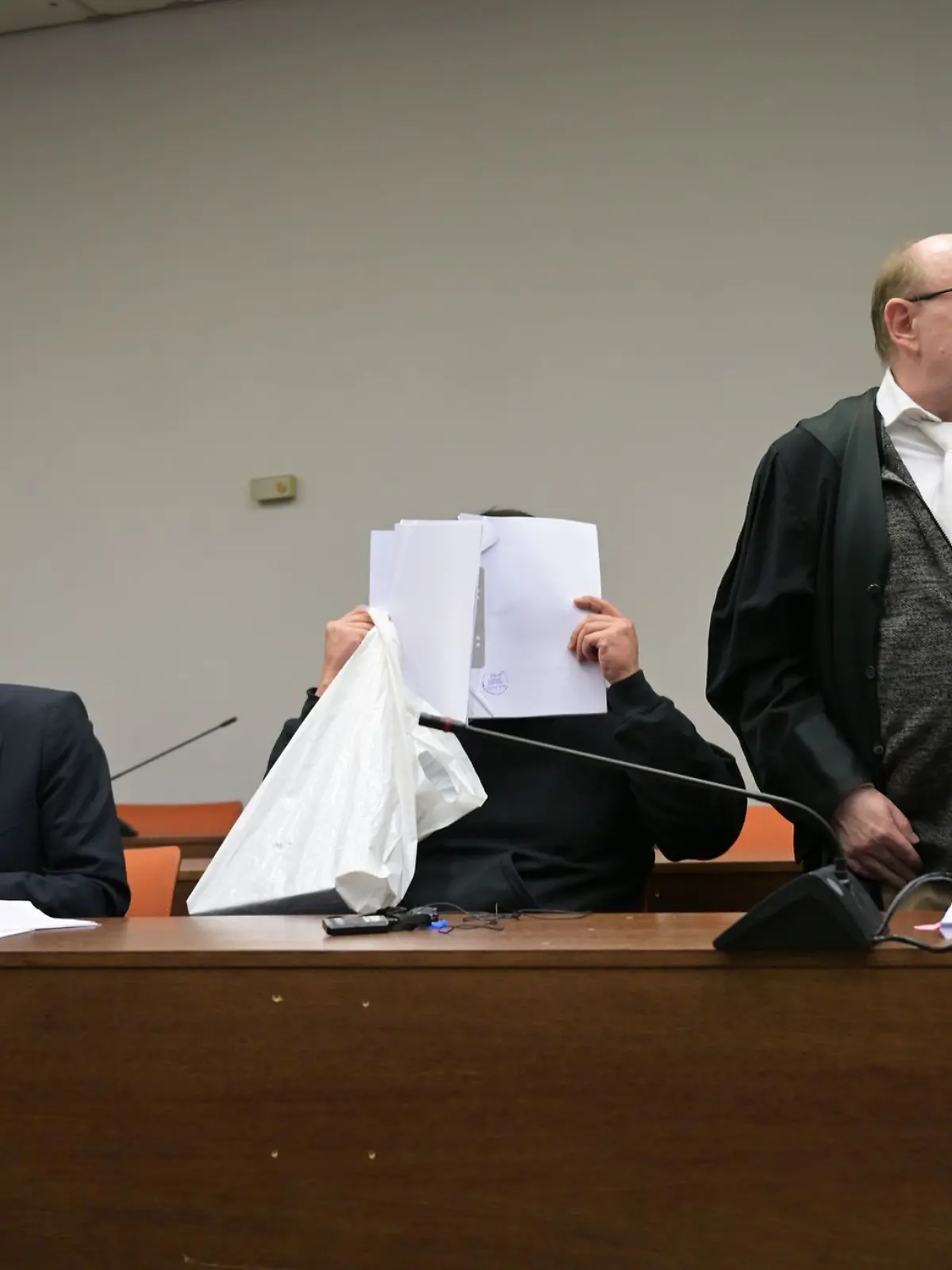 Der Mann ist wegen versuchten Mordes und Vergewaltigung angeklagt. (Archivbild)