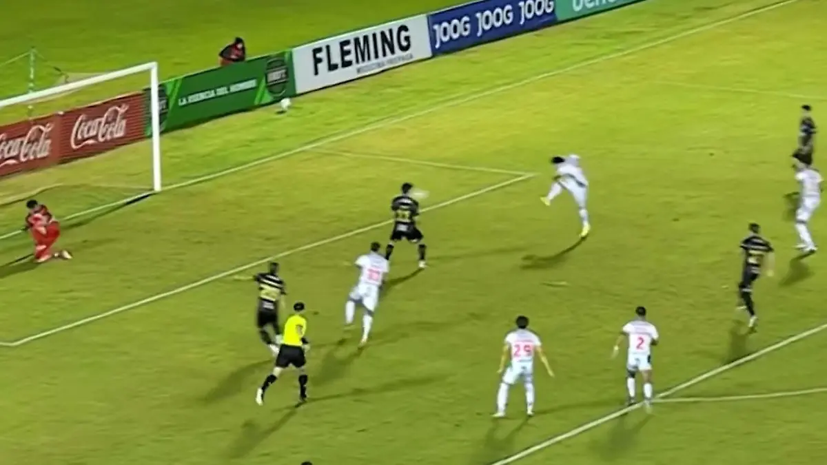 Schmerzhafter Kopfball! Fußball-Star trifft nach Wahnsinns-Elfmeter SO! Tor des Jahres?