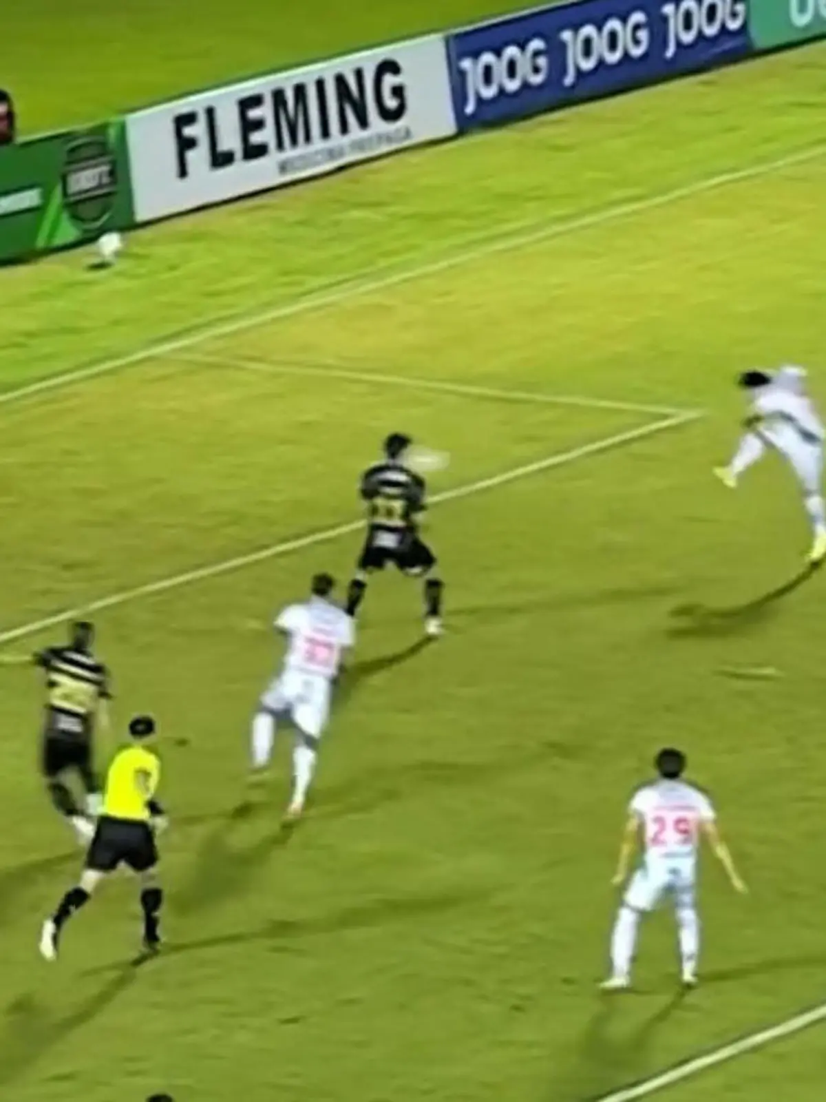 Bild zu: "Schmerzhafter Kopfball! Fußball-Star trifft nach Wahnsinns-Elfmeter SO!"