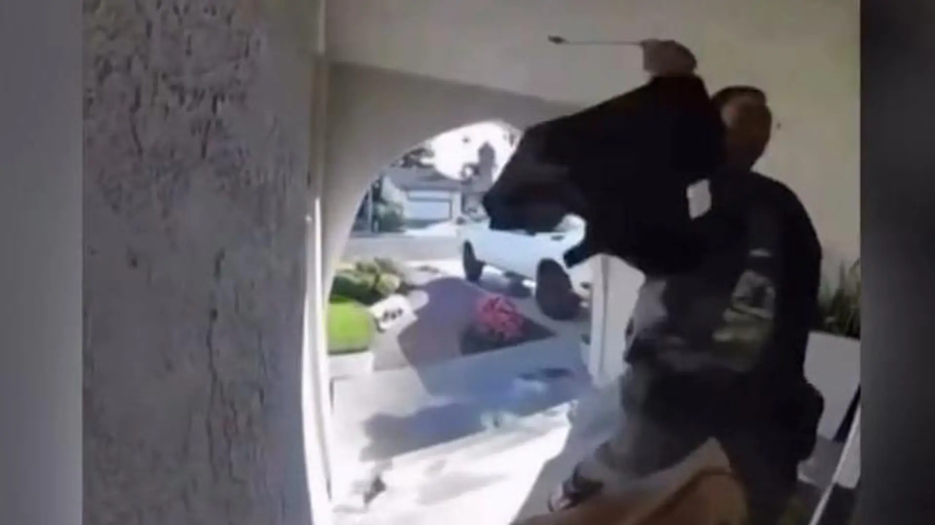 Unheimlicher Fremder dringt in Haus ein – dann eskaliert die Situation! Grusel-Video aus Kalifornien