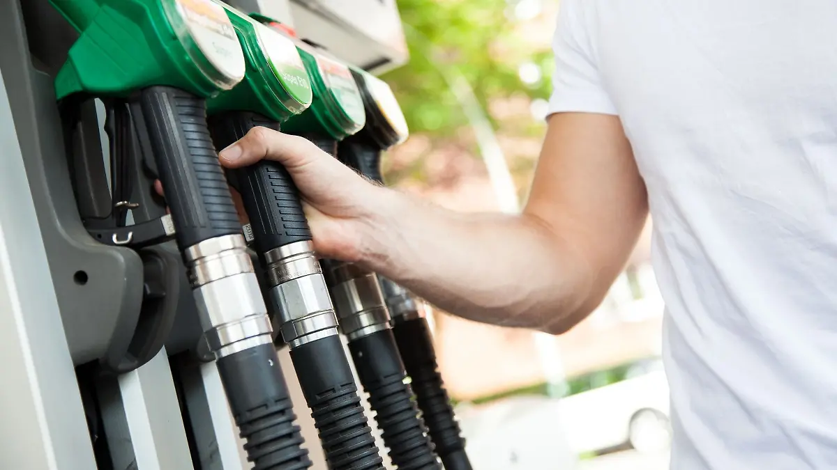 Die Tankkosten für ein Auto mit Benzinmotor liegen im Schnitt höher als die Ladekosten eines E-Autos zu Hause.