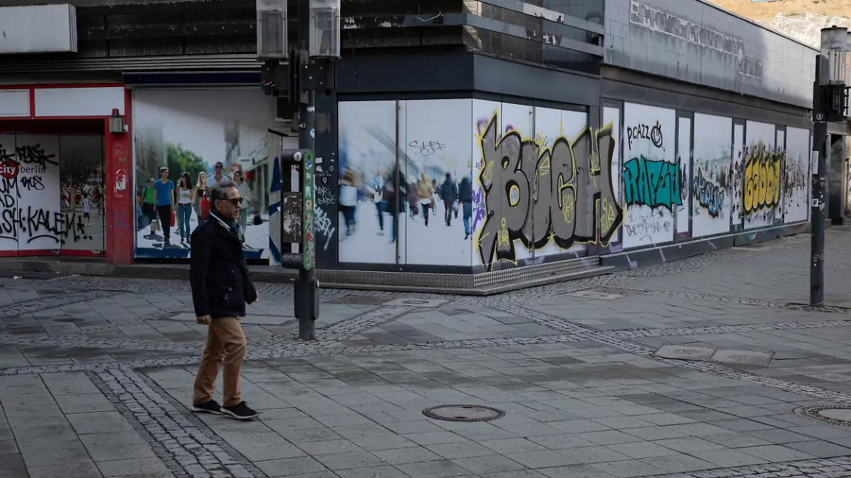 March 31, 2026, Berlin, Berlin, Germany: People walk past a vacant retail unit in Berlin, Germany, on March 31, 2026, reflecting increasing commercial vacancies as small and mid-sized businesses struggle with higher energy prices, labor costs, and declining foot traffic. (Credit Image: Â© Michael Kuenne/PRESSCOV via ZUMA Press Wire