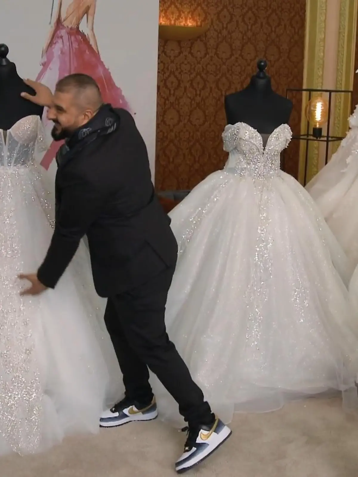 Bild zu: "Wer hat das Gewinnerkleid im Gepäck?"