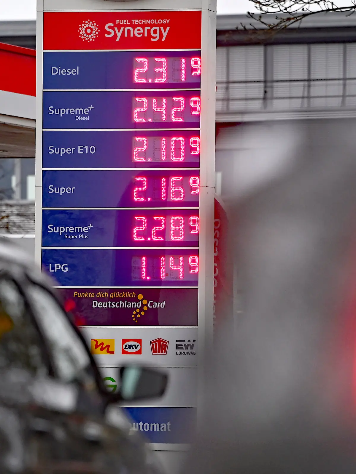 Spritpreise in Bayern am 10.04.2026 nach Waffenstillstand im Iran Krieg, Nur langsam sinkende Spritpreise.Treibstoffkosten bleiben hoch. Explodierende Spritpreise wegen Iran Krieg dauern an. Benzinpreise an einer Tankstelle in Muenchen