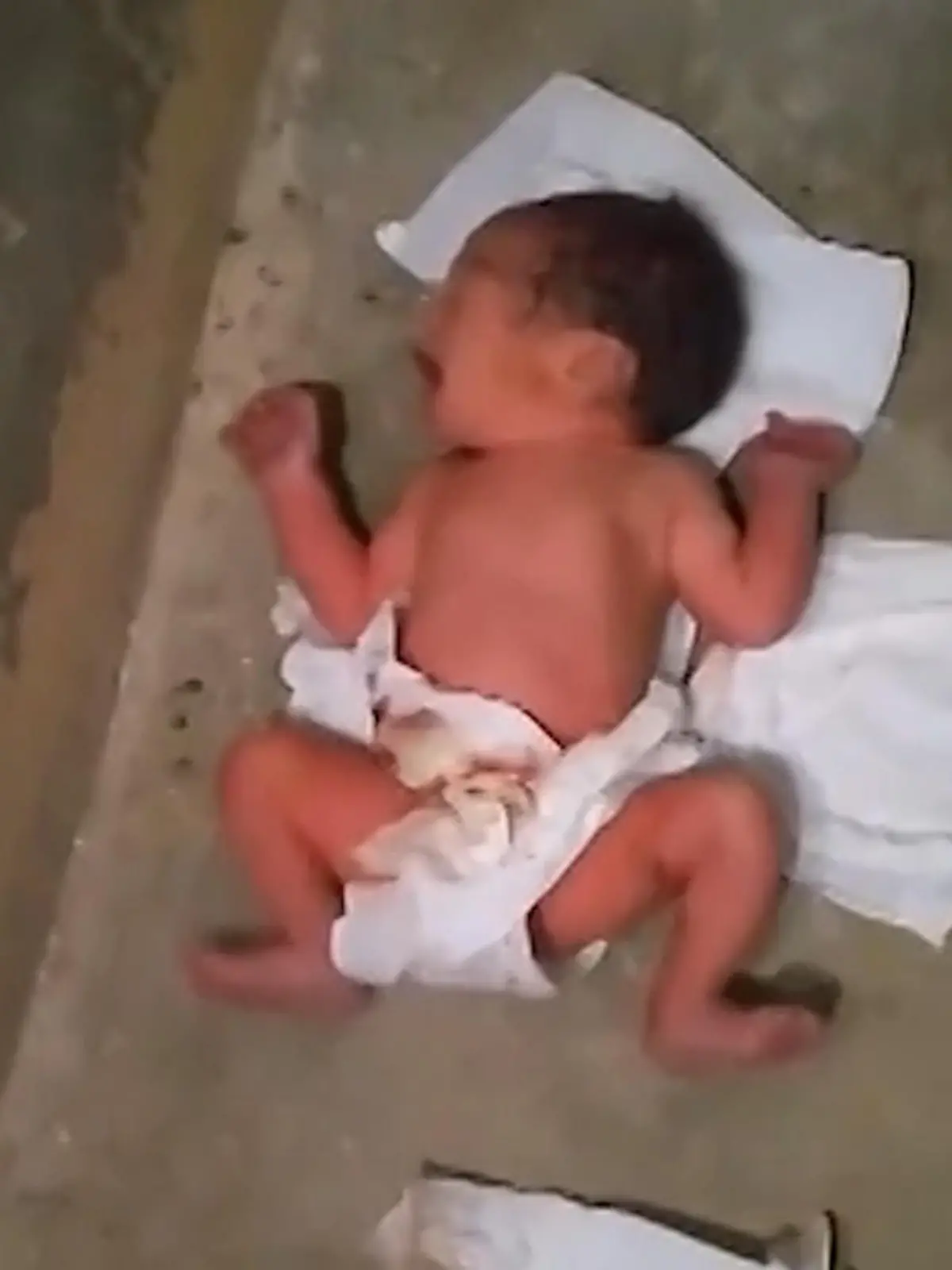 Bild zu: "Schock-Fund auf öffentlicher Toilette! Neugeborenes herzlos ausgesetzt"