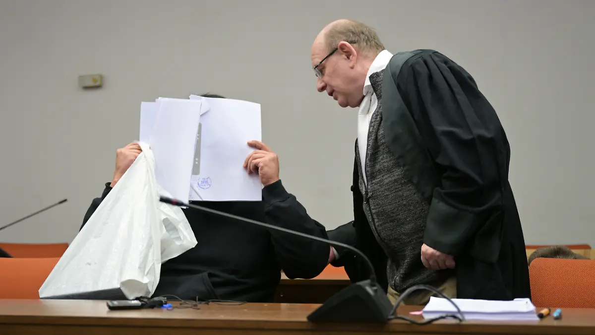 Der Angeklagte im Prozess wegen versuchten Mordes und Vergewaltigung sitzt neben seinem Anwalt Bernhard Welke (r). Der Angeklagte soll seine Nachbarin, mit der er eine sexuelle Beziehung hatte, mehrfach mit schweren Betäubungsmedikamenten sediert, vergewaltigt und dabei gefilmt haben.