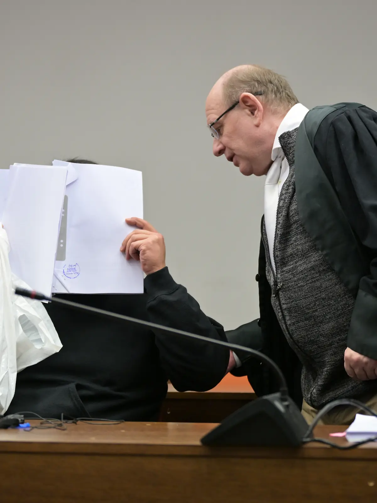 Der Angeklagte im Prozess wegen versuchten Mordes und Vergewaltigung sitzt neben seinem Anwalt Bernhard Welke (r). Der Angeklagte soll seine Nachbarin, mit der er eine sexuelle Beziehung hatte, mehrfach mit schweren Betäubungsmedikamenten sediert, vergewaltigt und dabei gefilmt haben.