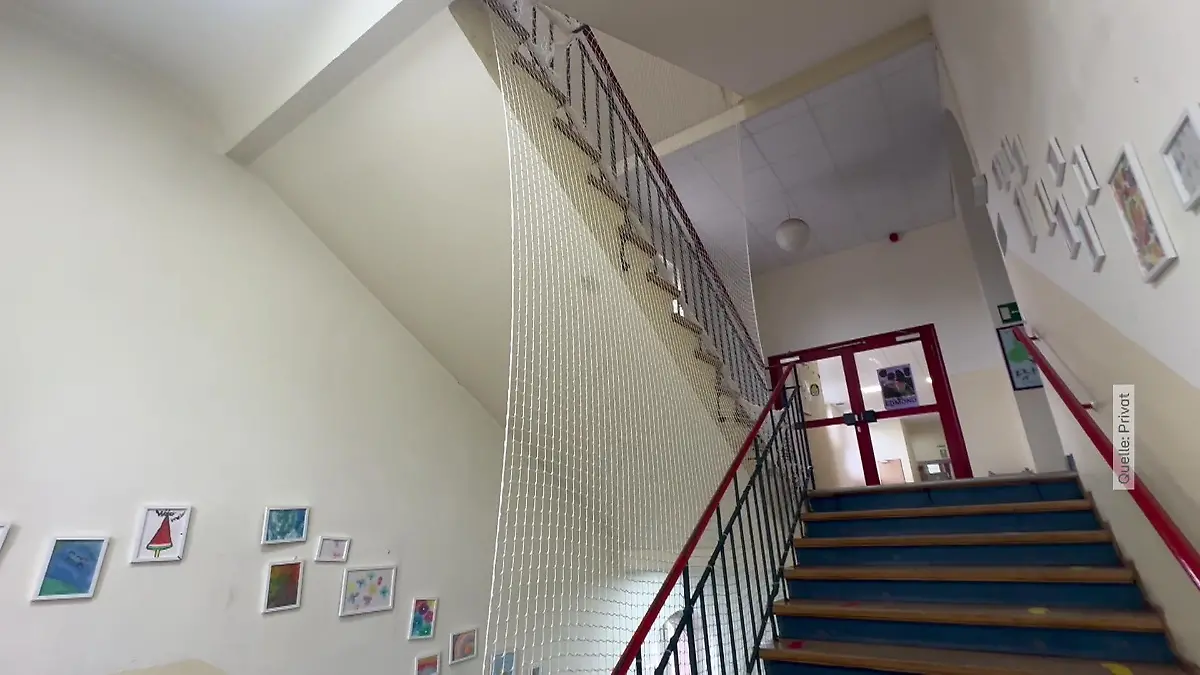 Grundschule hatte Wachmann am Treppenaufgang – und es wird noch absurder Wegen sieben Zentimetern