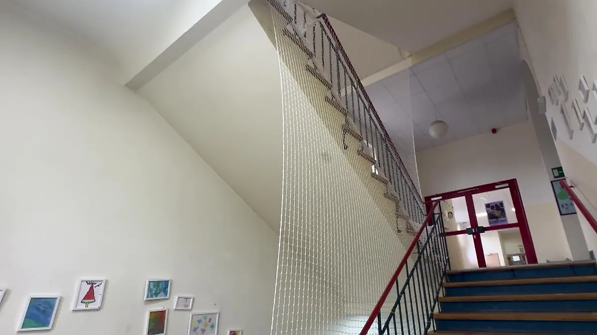 Grundschule hatte Wachmann am Treppenaufgang – und es wird noch absurder Wegen sieben Zentimetern