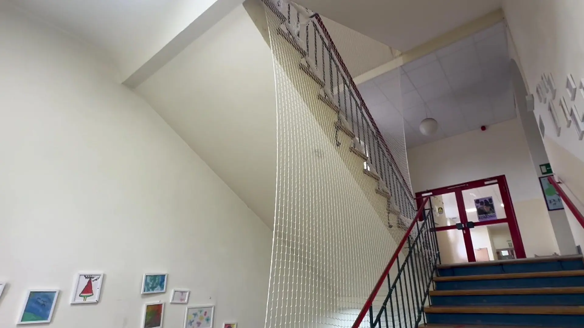 Grundschule hatte Wachmann am Treppenaufgang – und es wird noch absurder Wegen sieben Zentimetern