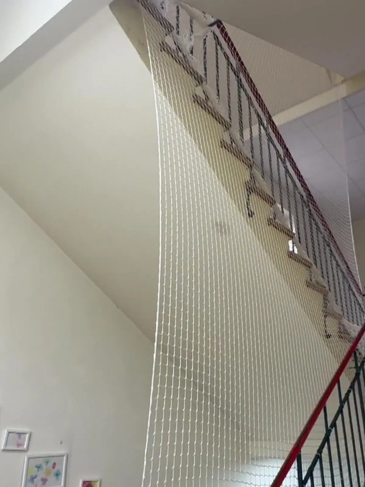 Bild zu: "Grundschule hatte Wachmann am Treppenaufgang – und es wird noch absurder"