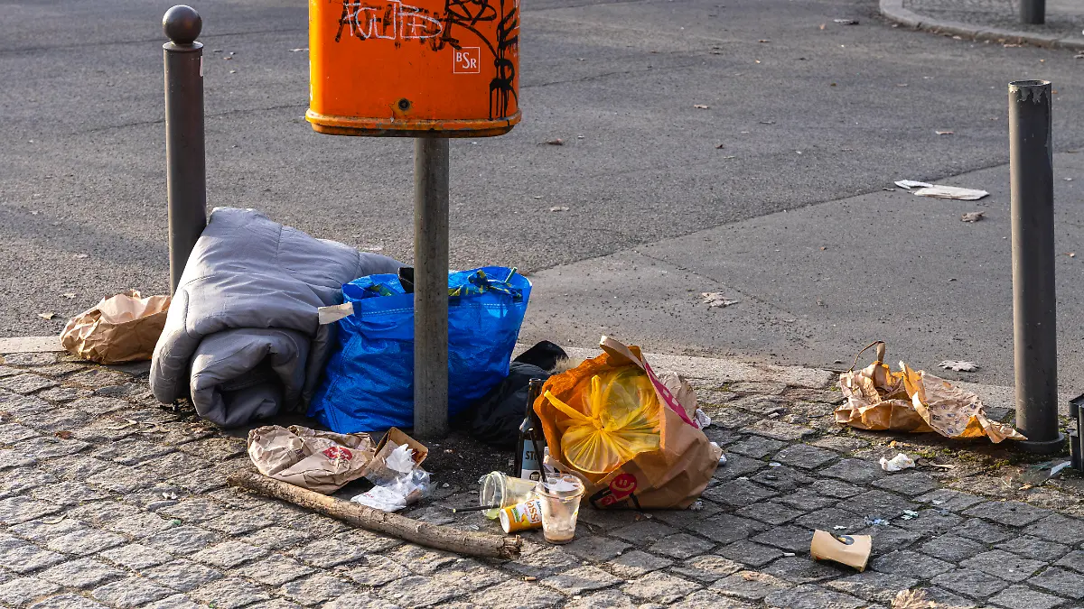 Dreck, Abfall und Müll in der Hauptstadt verunreinigen das Straßenbild, Touristen am James Simon Park und anderen Sehenswürdigkeiten, verschmutzte Papier- und Abfallbehälter der BSR in Orange, Berlin, Deutschland