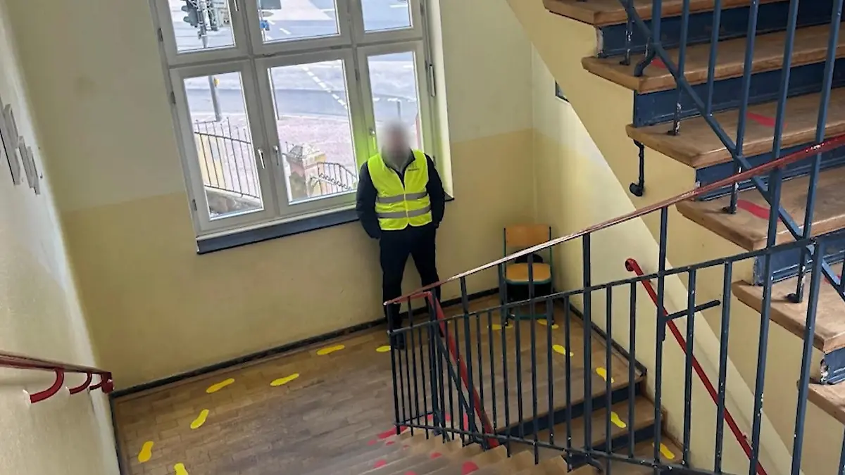 Zehntausende Euro teuer! Grundschule mit Wachmann am Treppenaufgang Wegen sieben Zentimetern