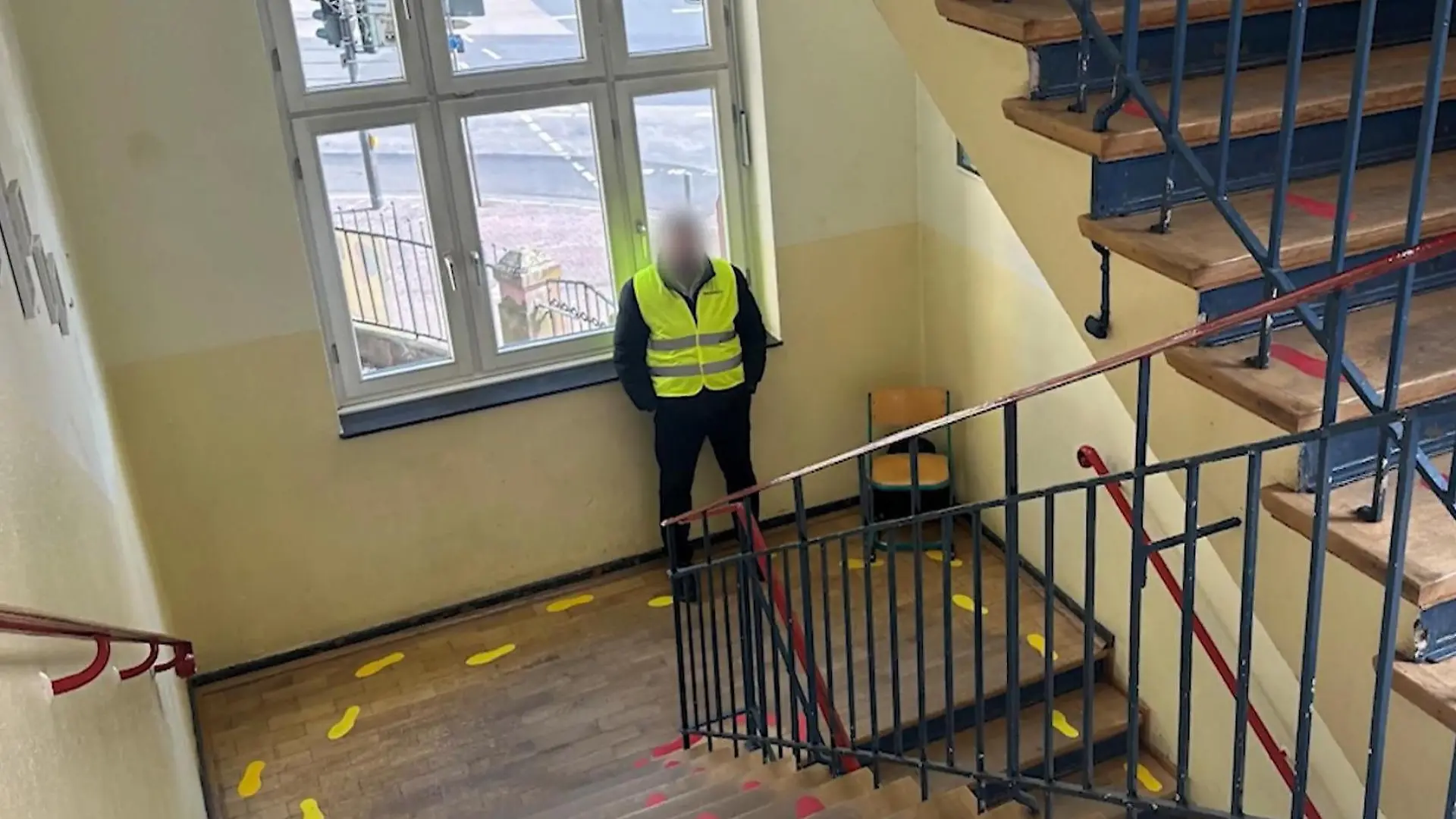 Zehntausende Euro teuer! Grundschule mit Wachmann am Treppenaufgang Wegen sieben Zentimetern