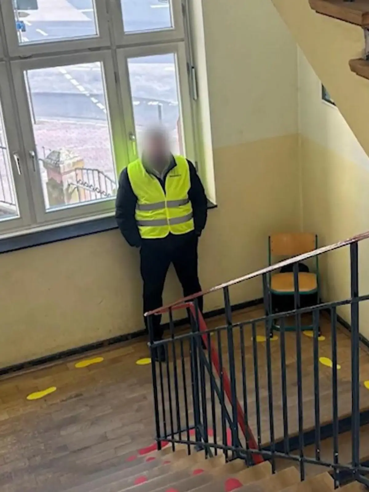 Bild zu: "Zehntausende Euro teuer! Grundschule mit Wachmann am Treppenaufgang"