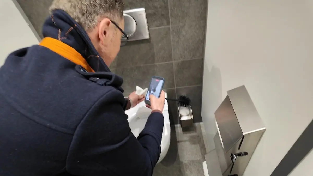 Klo-Kritiker Thomas prüft die U-Bahn-Toilette in München.