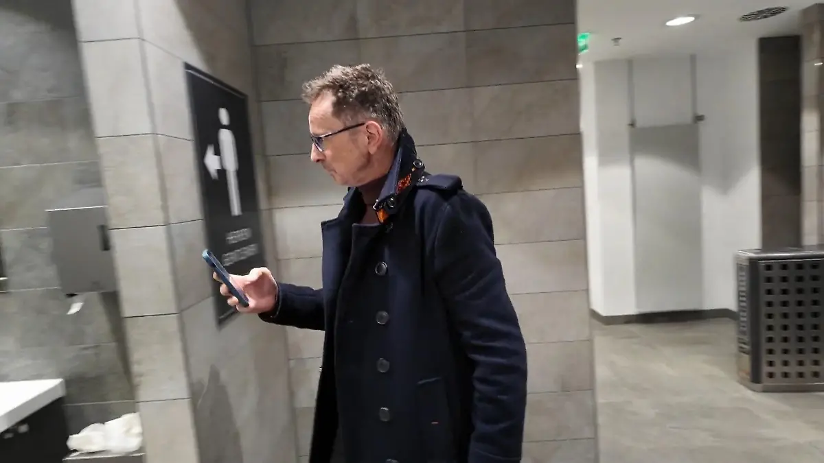 Bild zu: "18 Millionen Klicks auf Social Media: „Kackfluencer” nimmt RTL mit auf seine Mission"