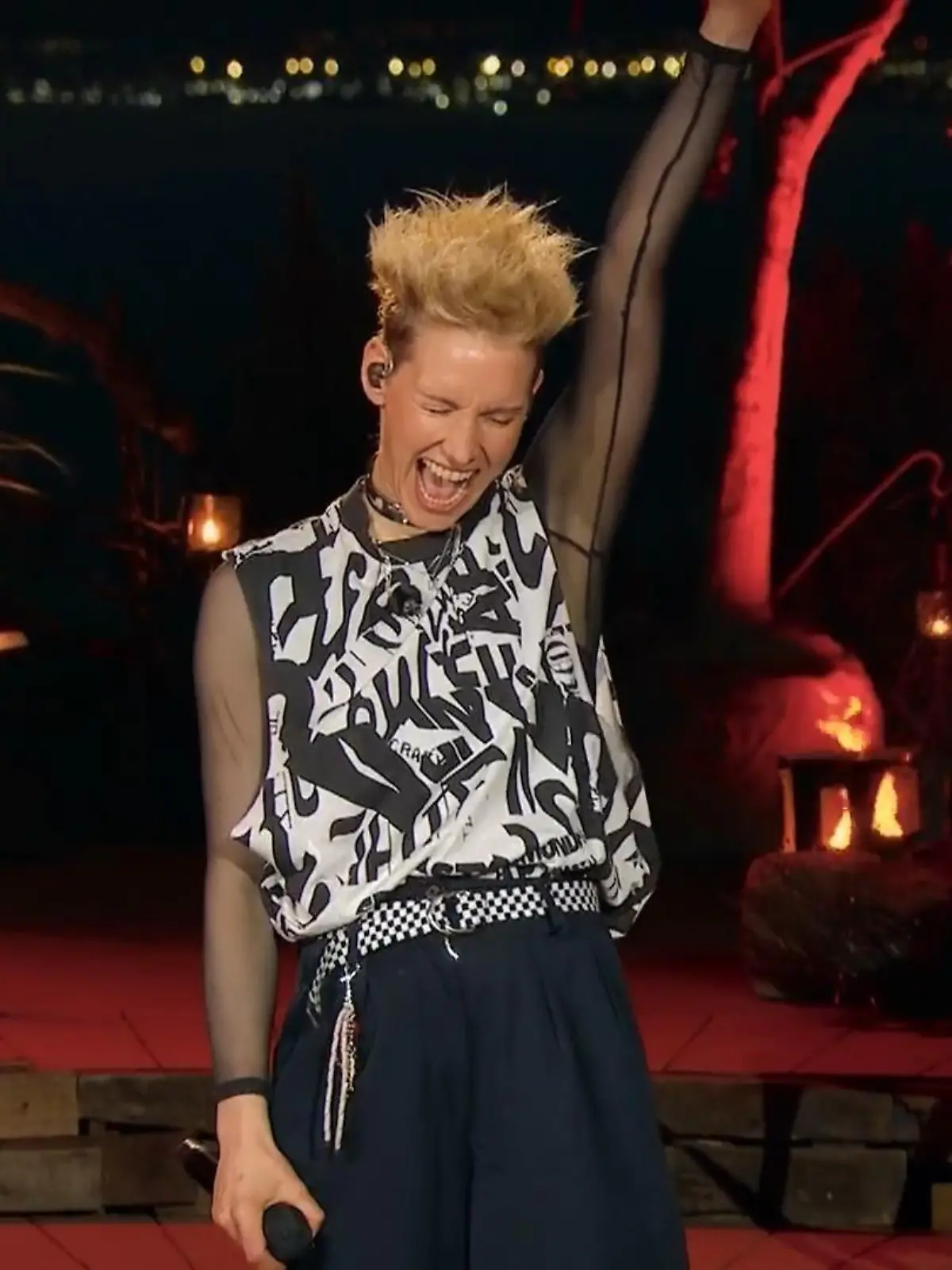 Bild zu: "Deine Cousine lässt die Chöre singen"