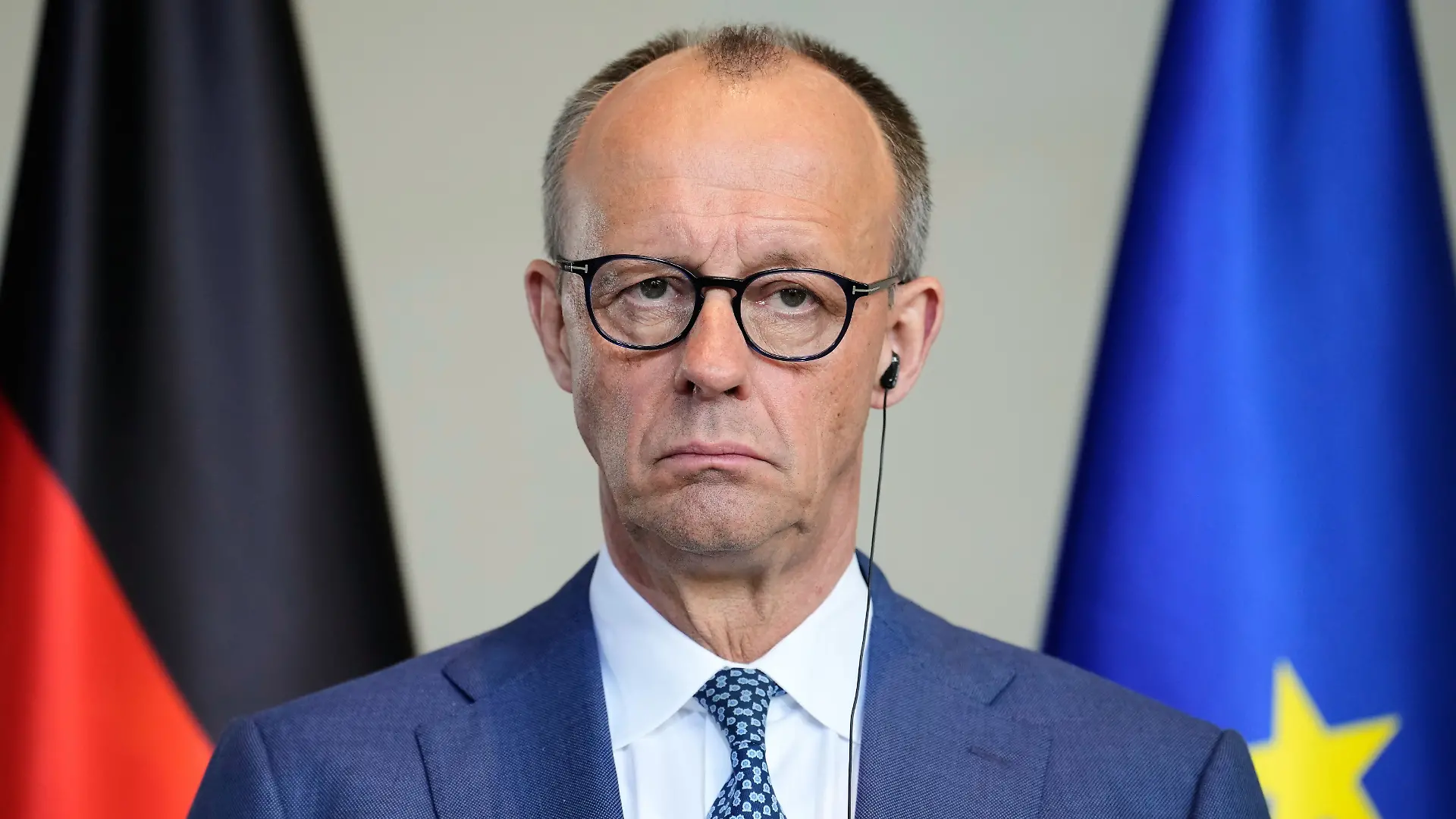 Der deutsche Bundeskanzler Friedrich Merz sieht während einer Pressekonferenz im Rahmen der deutsch-ukrainischen Regierungskonsultationen in Berlin am 14. April 2026 nicht glücklich aus.