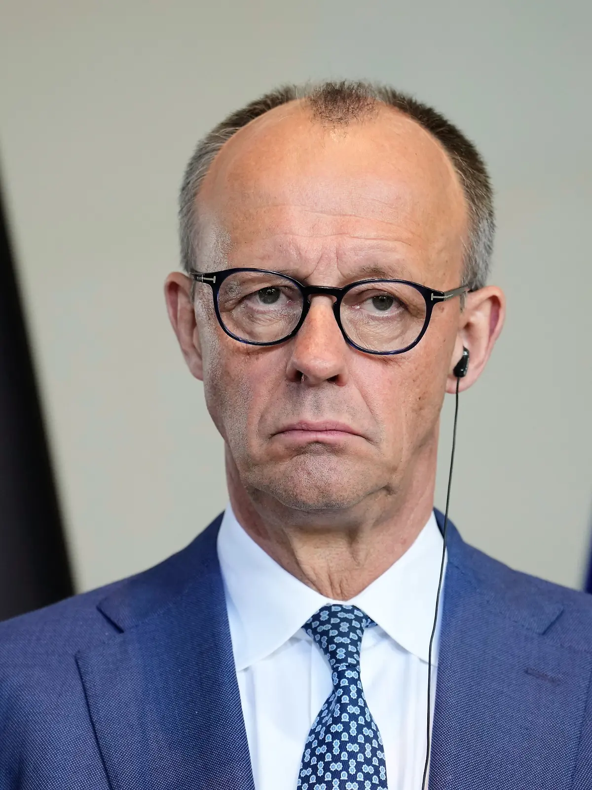 Der deutsche Bundeskanzler Friedrich Merz sieht während einer Pressekonferenz im Rahmen der deutsch-ukrainischen Regierungskonsultationen in Berlin am 14. April 2026 nicht glücklich aus.