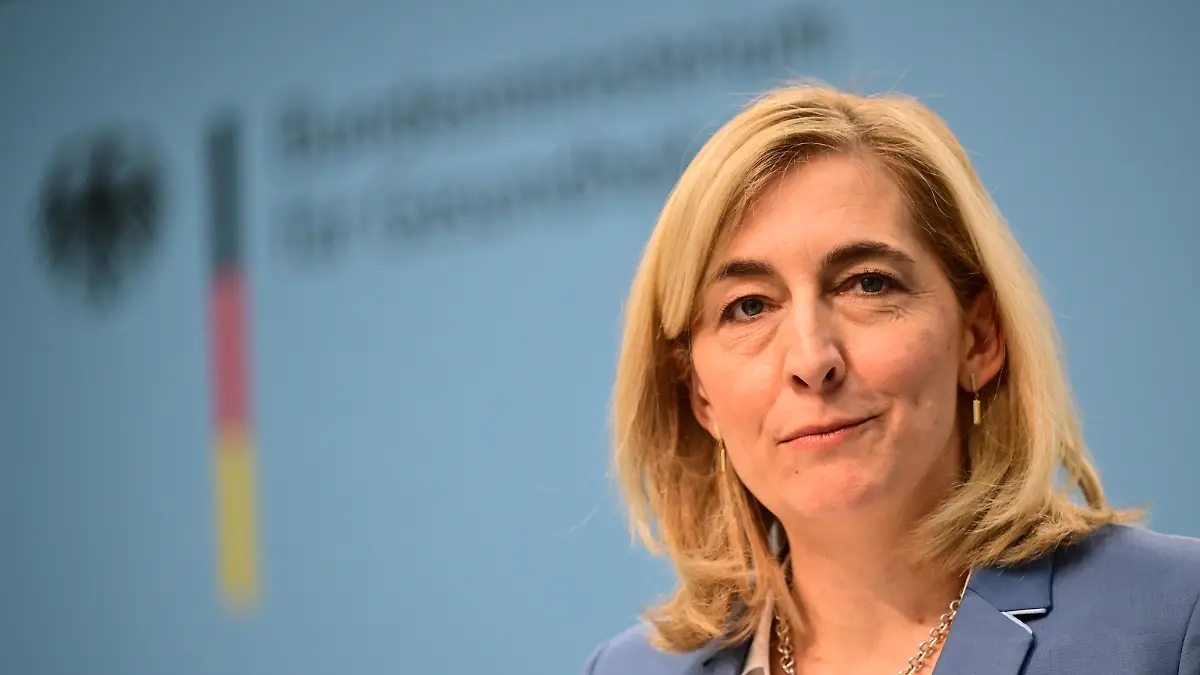 Nina Warken (CDU), Bundesministerin für Gesundheit, spricht während einer Pressekonferenz zur geplanten Finanzreform für die gesetzliche Krankenkasse (GKV). +++ dpa-Bildfunk +++