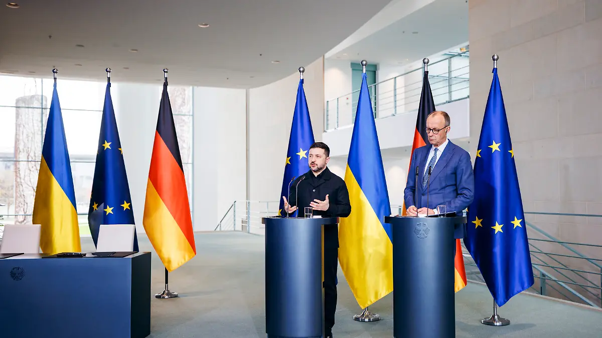 Friedrich Merz (CDU), Bundeskanzler, und Volodymyr Zelensky, Praesident der Ukraine geben eine Pressekonferenz [press conference] im Bundeskanzleramt im Rahmen der Deutsch-Ukrainischen Regierungskonsultationen in Berlin, 14.04.2026.