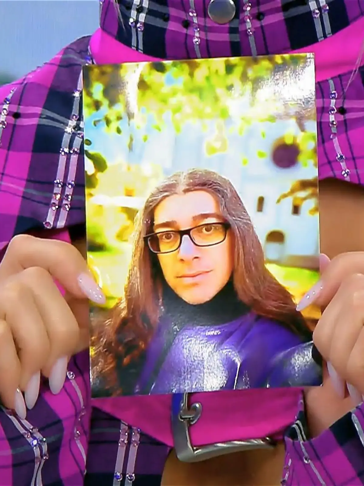 Bild zu: "Sebastian hat ein Foto für Isi dabei"