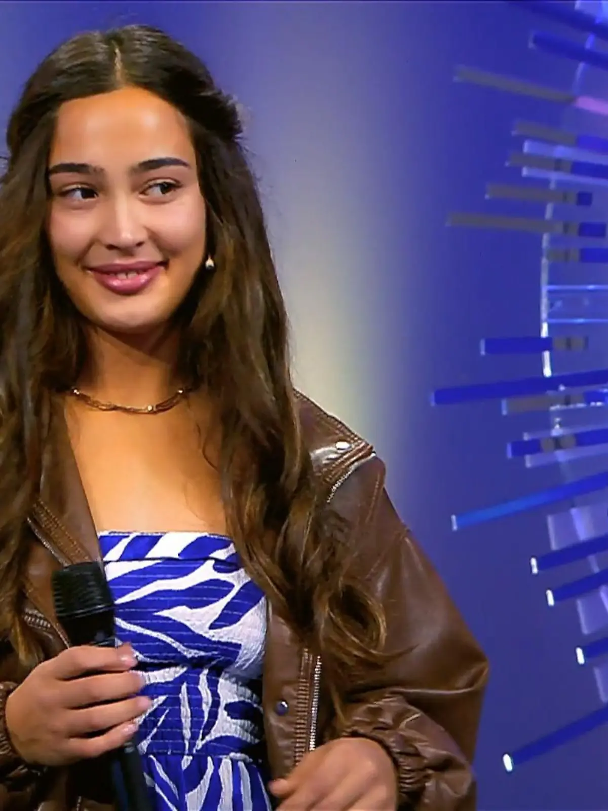 Bild zu: "Kann Sarah mit Sabrina-Carpenter-Cover die Jury verzaubern?"