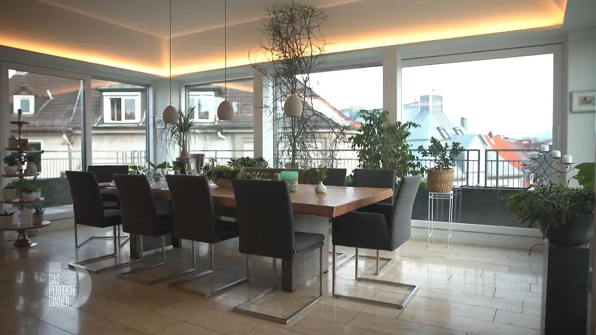 Das perfekte Dinner: Moderner Esstisch aus Holz mit Freischwinger-Stühlen in einer Dachwohnung