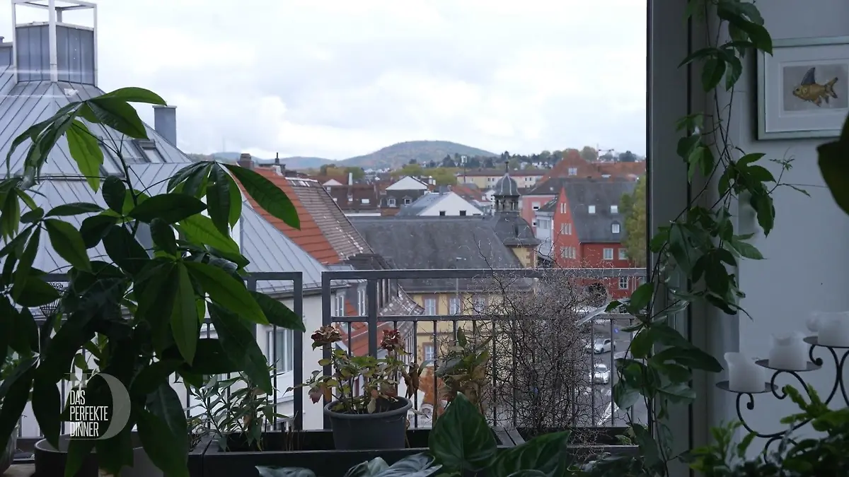 Das perfekte Dinner: Blick aus einer Dachwohnung über die Dächer von Aschaffenburg