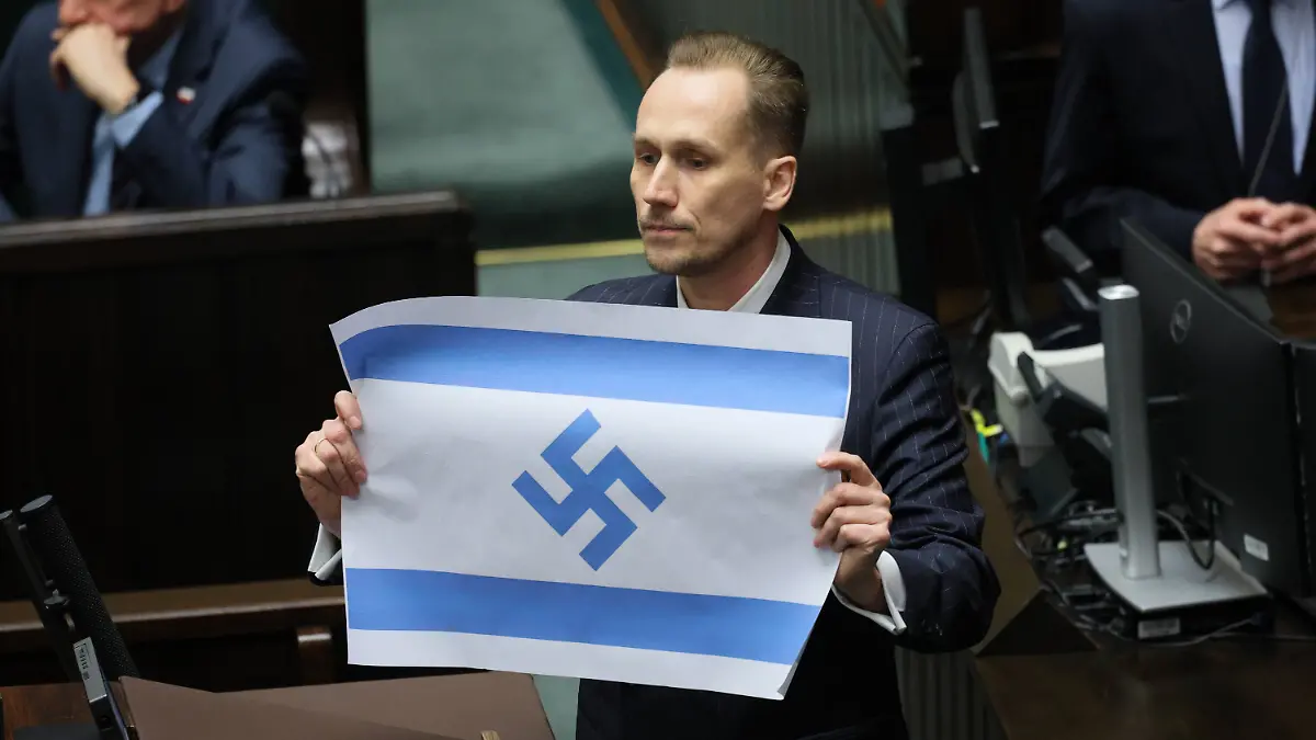 Konrad Berkowicz, Abgeordneter im Sejm in Warschau, Polen, hält eine israelische Flagge mit einem Hakenkreuz. +++ dpa-Bildfunk +++