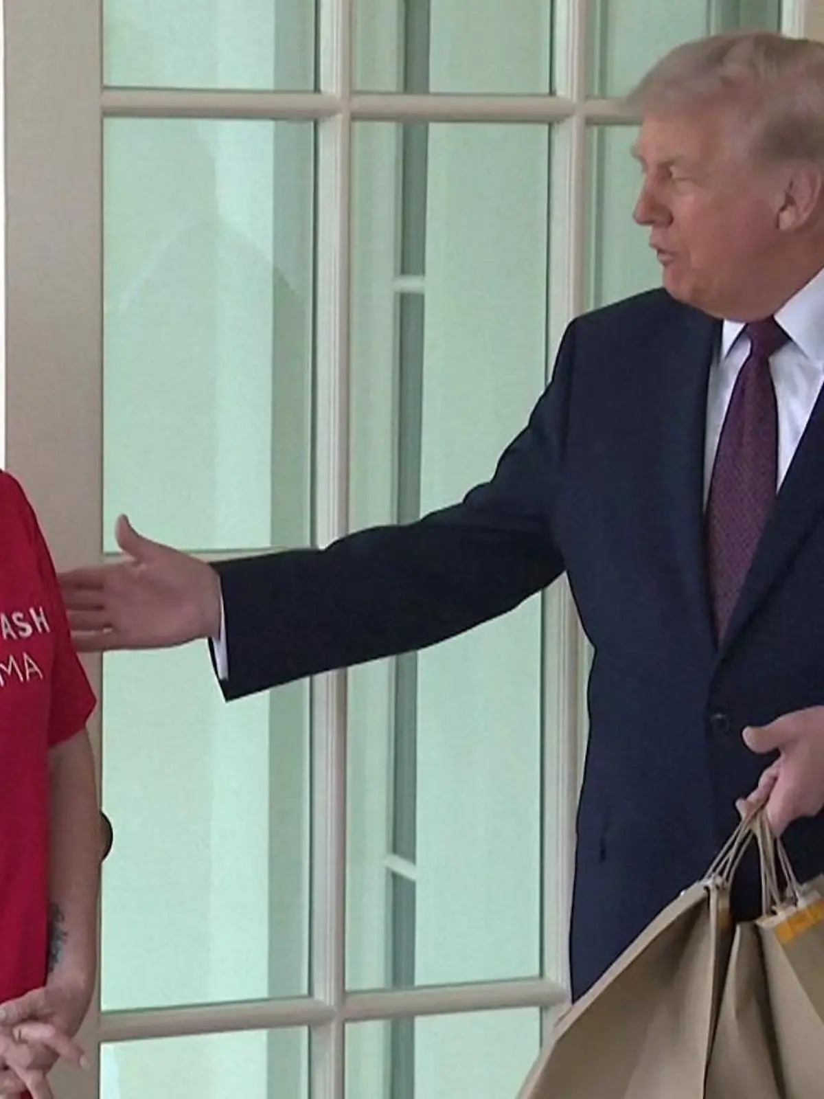 Bild zu: "Vor den Reportern! Lieferantin lässt US-Präsident Donald Trump auflaufen"