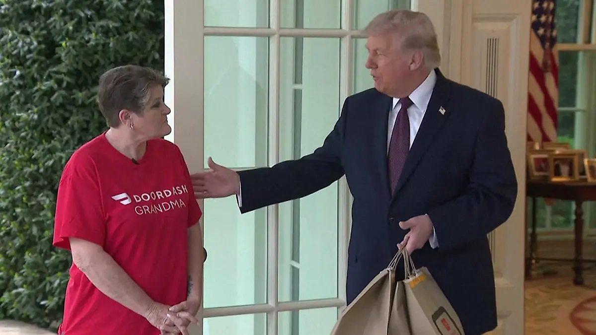 Vor den Reportern! Lieferantin lässt US-Präsident Donald Trump auflaufen PR-Show im Oval Office