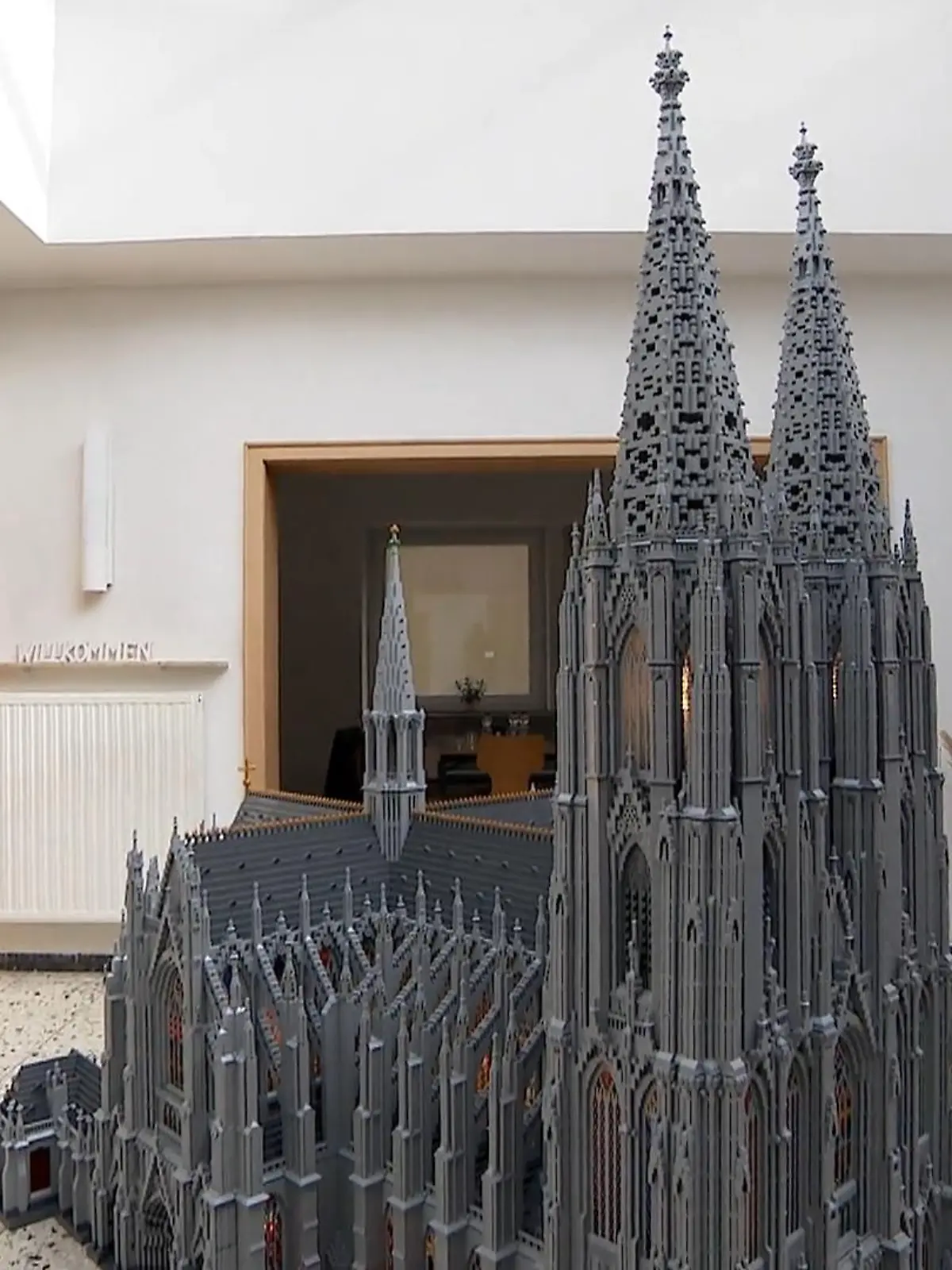 Bild zu: "Kölner Dom aus 228.000 Lego-Steinen"