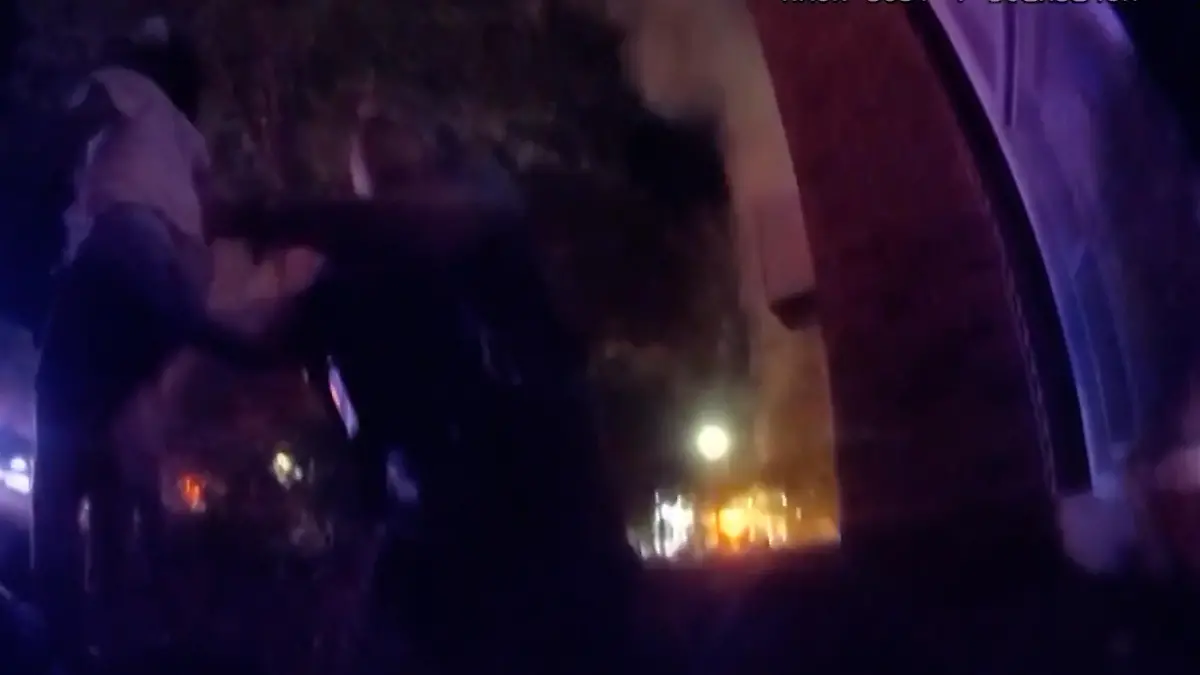 Um sie zu retten! Verzweifelte Mutter wirft Töchter aus dem dritten Stock Riesenbrand in Wohnhaus