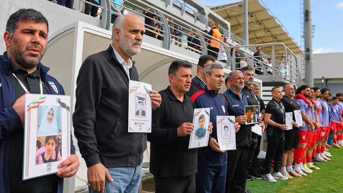 Irans Fußball-Nationaltrainer Amir Ghalenoei (3.v.l.) spricht über eine WM-Teilnahme. (Archivbild)