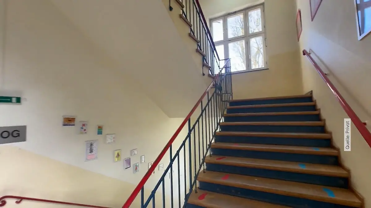 Hier bewacht ein Dutzend Wachleute ein Treppengeländer. Behörden-Irrsinn in einer Frankfurter Schule!
