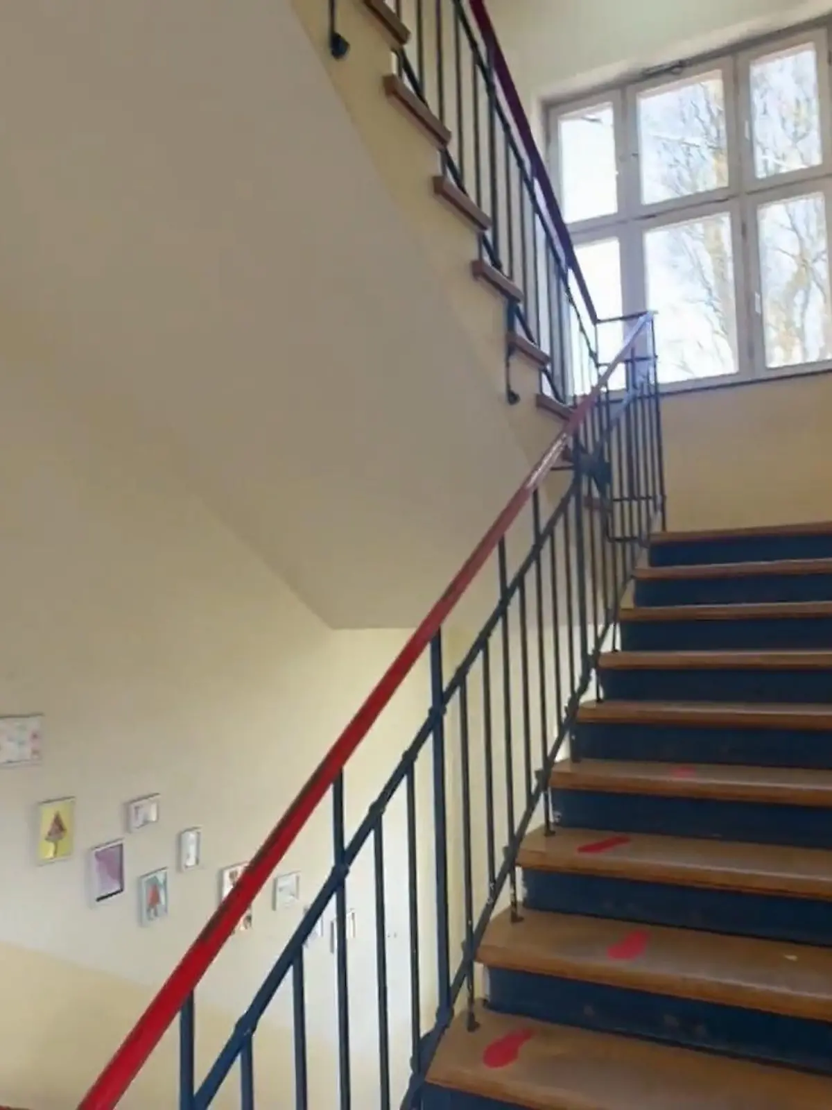 Bild zu: "Hier bewacht ein Dutzend Wachleute ein Treppengeländer."