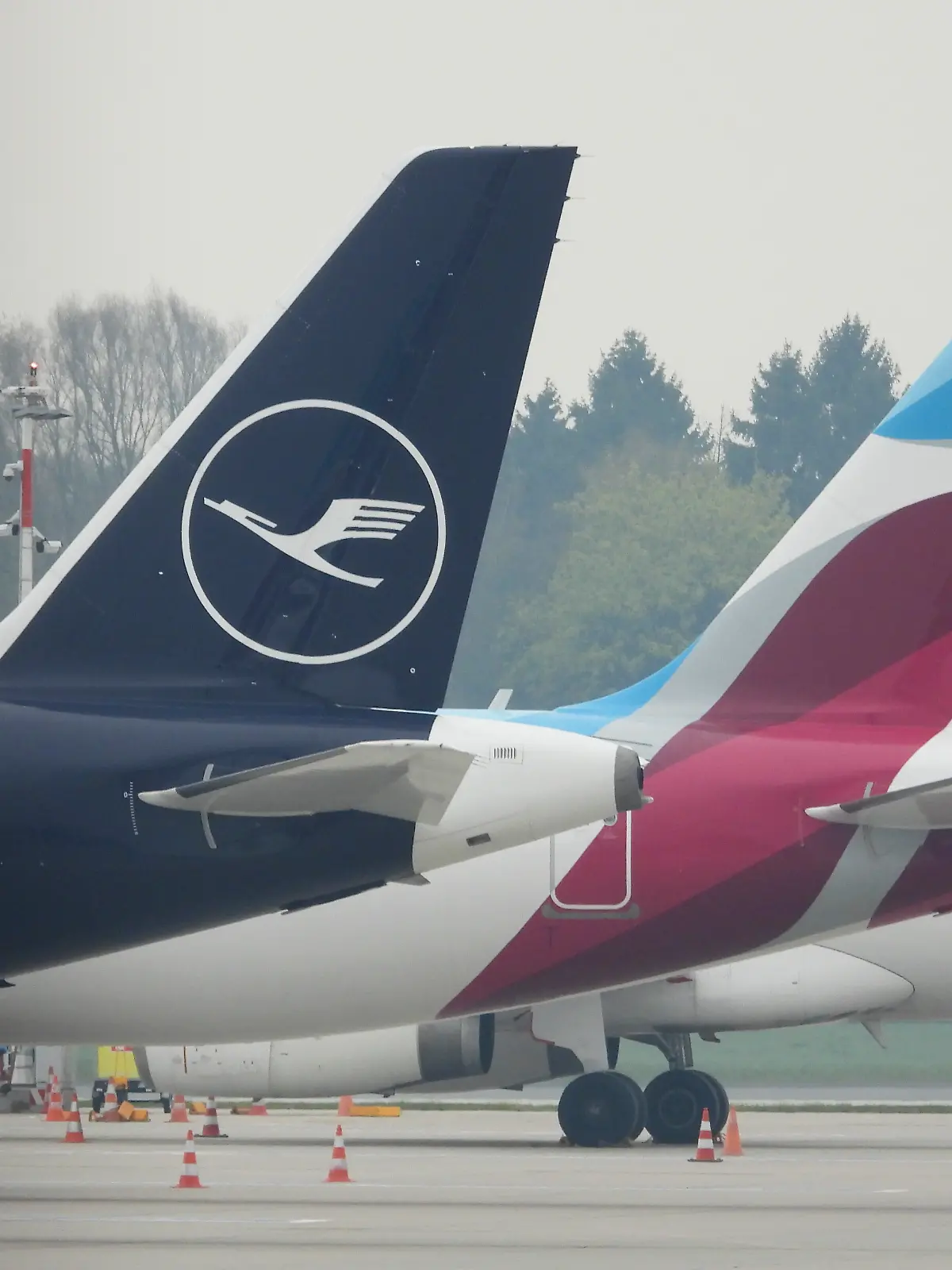 CNTV/LUFTHANSA- Warnstreik bei Lufthansa und Eurowings Piloten Lufthansa Logo Kranich und Eurowings Schriftzug Logo Flugzeuge am Boden Rollfeld des Helmut Schmidt Airport am Donnerstag 13.04.2026 in Hamburg