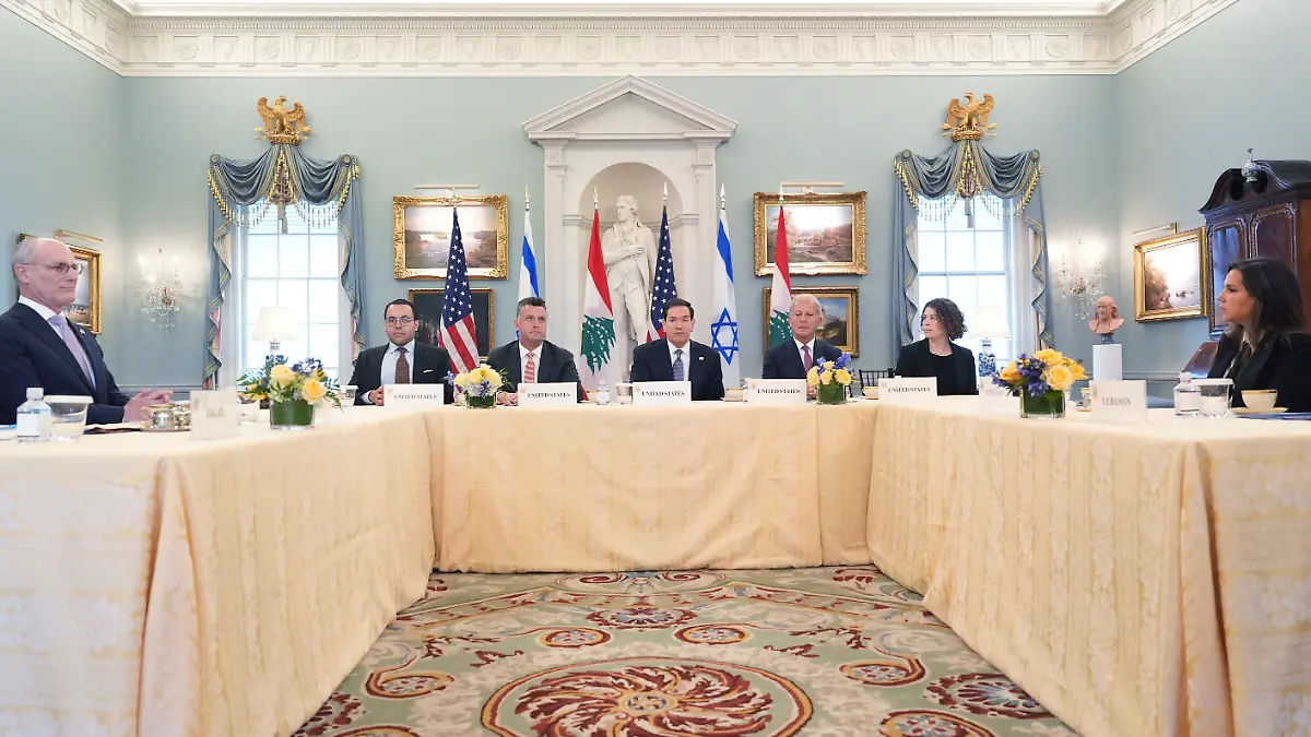 US-Außenminister Marco Rubio (M) trifft sich mit dem israelischen Botschafter in den USA, Yechiel Leiter (ganz links) und der libanesischen Botschafterin in den USA, Nada Hamadeh Moawad (ganz rechts) im Außenministerium in Washington am Dienstag zu Gesprächen. +++ dpa-Bildfunk +++