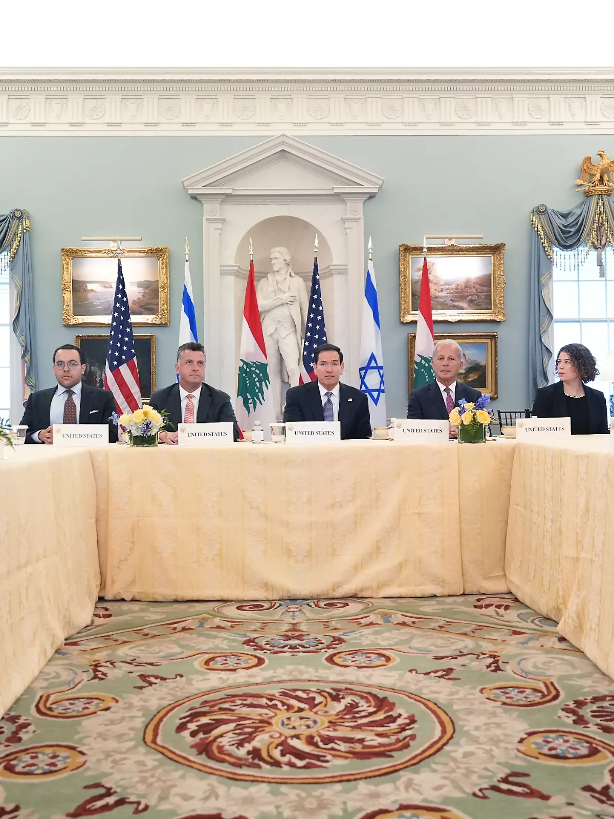 US-Außenminister Marco Rubio (M) trifft sich mit dem israelischen Botschafter in den USA, Yechiel Leiter (ganz links) und der libanesischen Botschafterin in den USA, Nada Hamadeh Moawad (ganz rechts) im Außenministerium in Washington am Dienstag zu Gesprächen. +++ dpa-Bildfunk +++