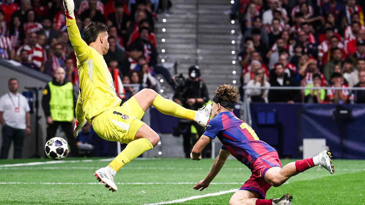 Atletico de Madrid vs. FC Barcelona, Barca on the 2025 26 UEFA Champions League Quarter-Final Second Leg match UEFA champions league - Atletico de Madrid vs FC Barcelona, MADRID,SPAIN, 14 April: Juan Musso of Atletico de Madrid and Fermin Lopez of FC Barcelona during the UEFA Champions League 2025 26 Quarter-Final second Leg match between Atletico de Madrid and FC Barcelona at Riyadh Air Metropolitano Stadium. Madrid Madrid Spain *** Atletico de Madrid vs FC Barcelona, on the 2025 26 UEFA Champions League Quarter Final Second Leg match UEFA champions league Atletico de Madrid vs FC Barcelona, MADRID,SPAIN, 14 April Juan Musso of Atletico de Madrid and Fermin Lopez of FC Barcelona during the UEFA Champions League 2025 26 Quarter Final second Leg match between Atletico de Madrid and FC Barcelona at Riyadh Air Metropolitano Stadium Madrid Madrid Spain Copyright: xAlejandroxMatiasx