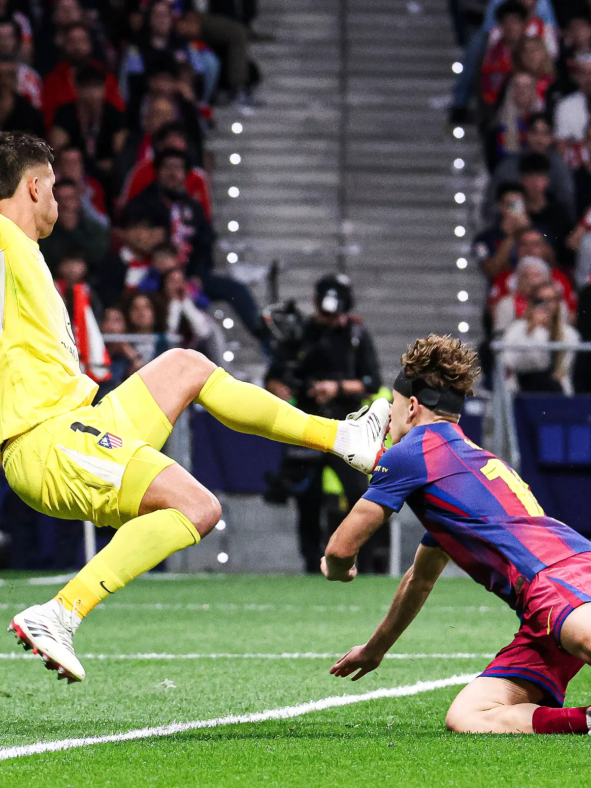 Atletico de Madrid vs. FC Barcelona, Barca on the 2025 26 UEFA Champions League Quarter-Final Second Leg match UEFA champions league - Atletico de Madrid vs FC Barcelona, MADRID,SPAIN, 14 April: Juan Musso of Atletico de Madrid and Fermin Lopez of FC Barcelona during the UEFA Champions League 2025 26 Quarter-Final second Leg match between Atletico de Madrid and FC Barcelona at Riyadh Air Metropolitano Stadium. Madrid Madrid Spain *** Atletico de Madrid vs FC Barcelona, on the 2025 26 UEFA Champions League Quarter Final Second Leg match UEFA champions league Atletico de Madrid vs FC Barcelona, MADRID,SPAIN, 14 April Juan Musso of Atletico de Madrid and Fermin Lopez of FC Barcelona during the UEFA Champions League 2025 26 Quarter Final second Leg match between Atletico de Madrid and FC Barcelona at Riyadh Air Metropolitano Stadium Madrid Madrid Spain Copyright: xAlejandroxMatiasx